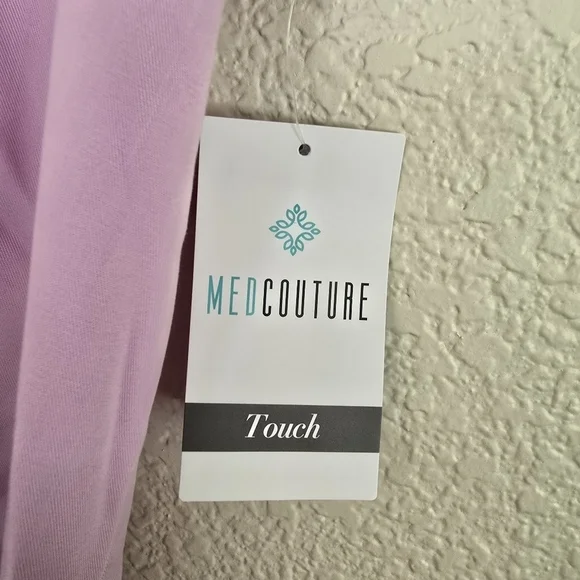 MedCouture NWT Lilac V Neck Scrub Top with Stretchy Rib Knit Shoulders XL - Picture 7 of 10